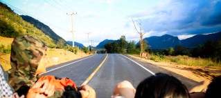 7 เทคนิค การโบกรถเที่ยว สำหรับ Backpacker มือใหม่ สายประหยัด